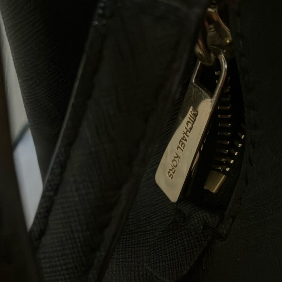 Michael Kors: Black Sheila Medium Faux Saffiano Leather Satchel- Gold Tone - Picture 6 of 15